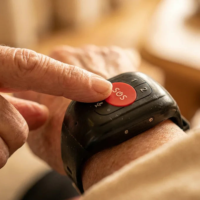 Step 3: finger pressing the big tactile SOS button (the SOS-button closeup)